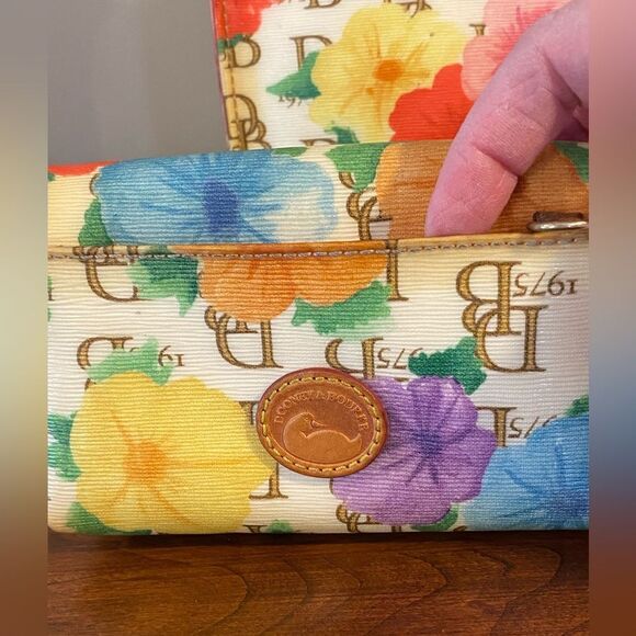 Vintage Dooney and Bourke Hibiscus Shoulder Bag & Wallet Set - Picture 8 of 15